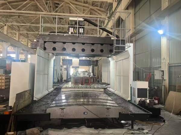 新定纽威4033龙门加工中心一台，方滑枕工作台2米4米，.