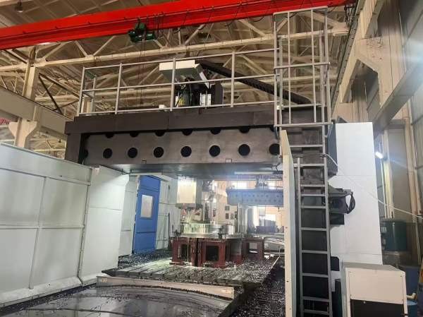 新定纽威4033龙门加工中心一台，方滑枕工作台2米4米，.