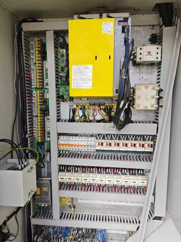同款两台台湾颖元800加工中心型号:颖元AM800AF加工中.