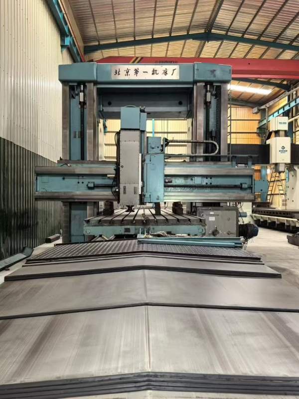 北京机床厂:2025x80重型龙门铣，工作台2.5米x8米，带.