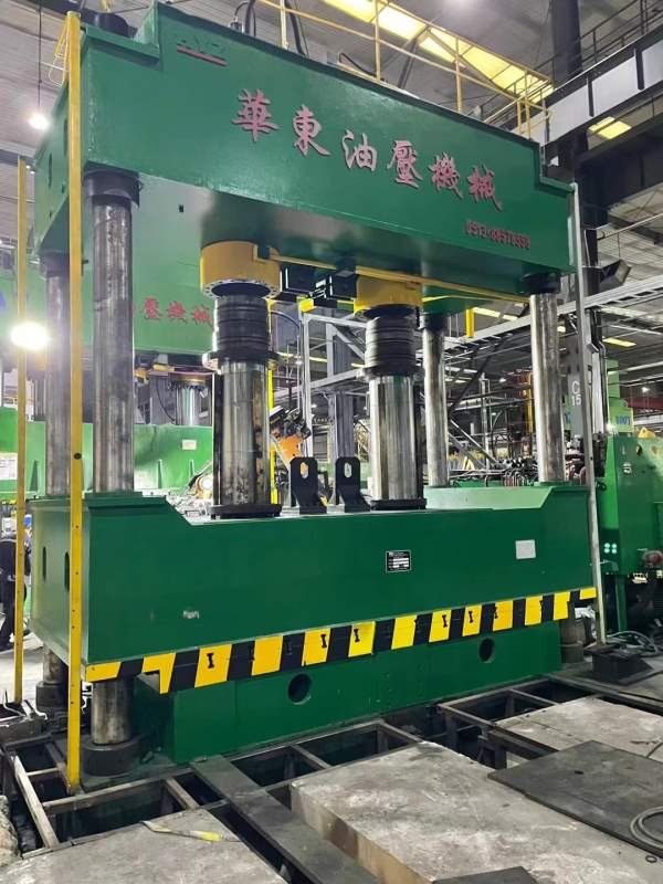 南通华东1250吨，台面2.24，多点顶出，移动工作台，开.