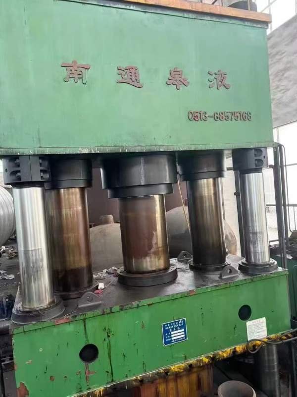南通皋液2000吨，台面1.6米2.5米，带移动台，中间顶出.