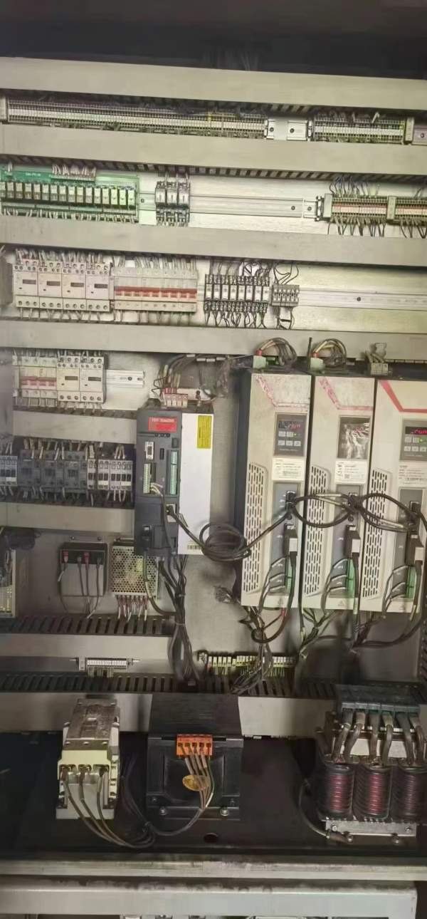 1060加工中心同款2台沈阳i5加工中心。工作台面积:1200.