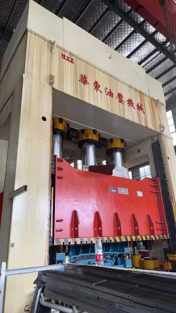 华东1600吨框架液压机台面2.6/4.6米多点顶出移动台，.