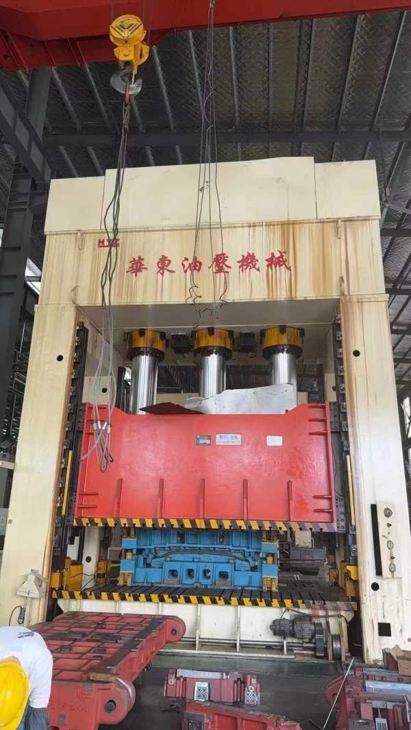 华东1600吨框架液压机台面2.6/4.6米多点顶出移动台，.
