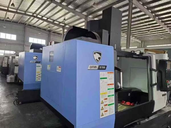 同款两台全新未用斗山DNM5705加工中心，三轴行程:1050.