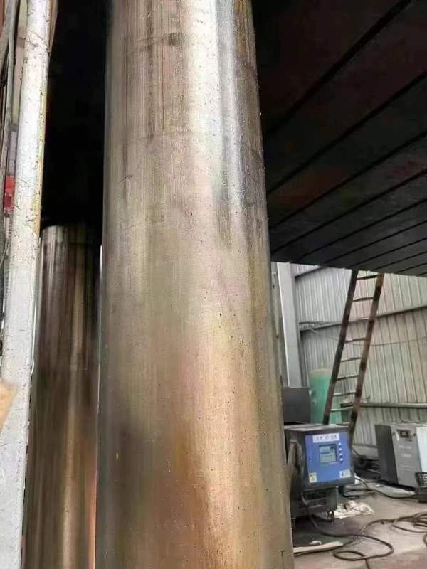 南通2500吨四柱液压机一台。有效台面2.3x4米。多点顶.
