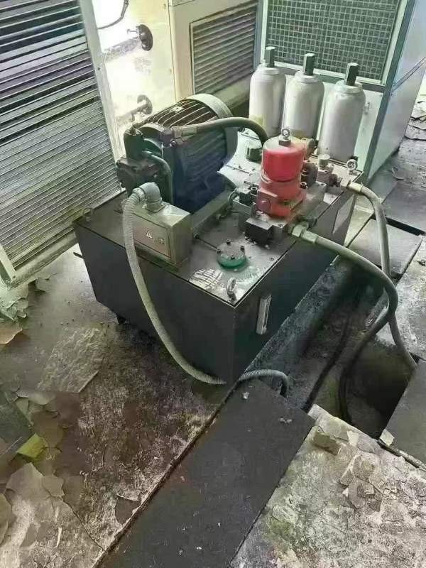 刚刚买下上海机床产砂轮架移动式数控外圆磨床MKA13100.