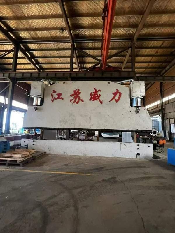江苏威力1200吨8米电液伺服折弯机，全新未安装，在位.