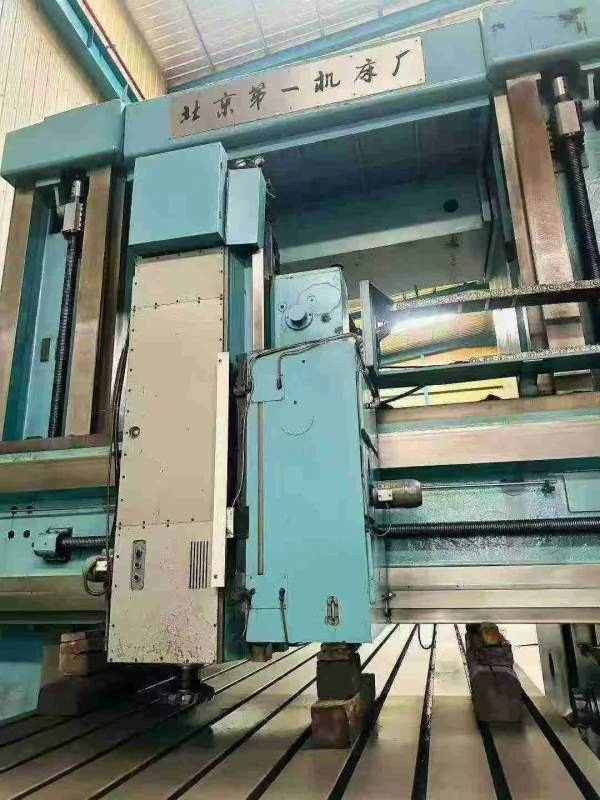 北京一机2025X8米龙门铣，工作台2.5X8米，带直角铣头.