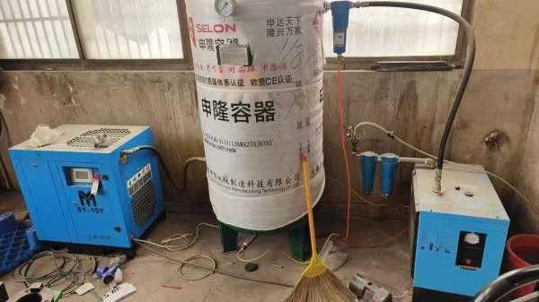 工厂在位一台1370，台正机身、买机器送空压机工厂在位.