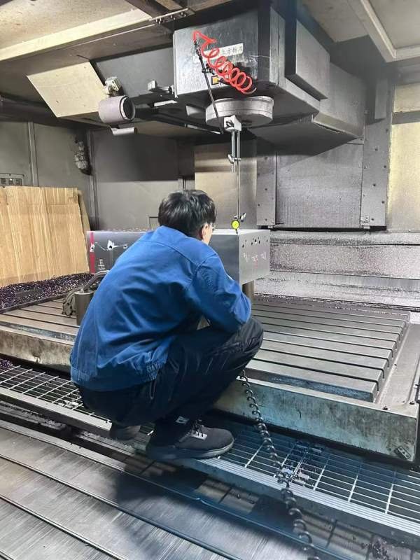 在位出售牧野F12立加一台、工作台2150/1200、安装在位.