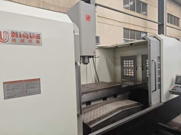 刚刚买下同款4台广东佛威1580数控铣、两线一硬导轨，.