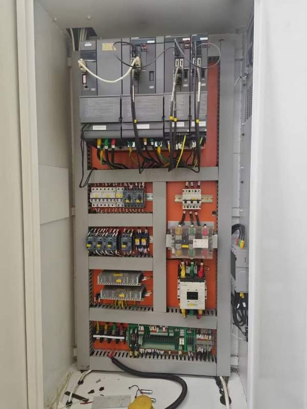 刚刚买下同款4台广东佛威1580数控铣、两线一硬导轨，.