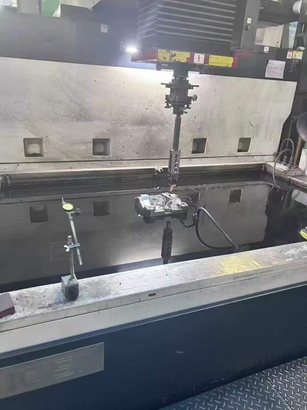 刚刚拿下牧野157火花机一台、在位安装使用中、懂行的.