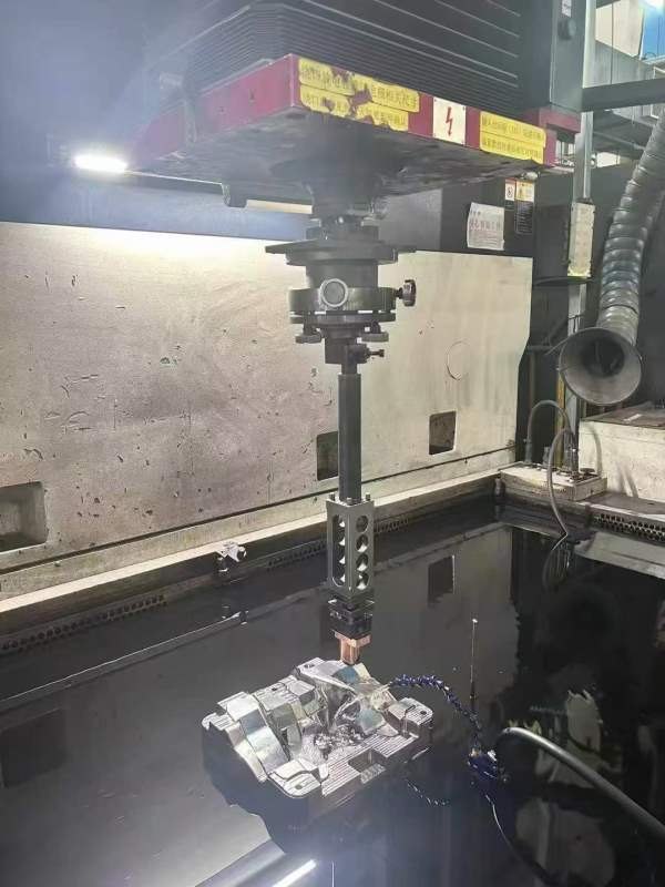 刚刚拿下牧野157火花机一台、在位安装使用中、懂行的.