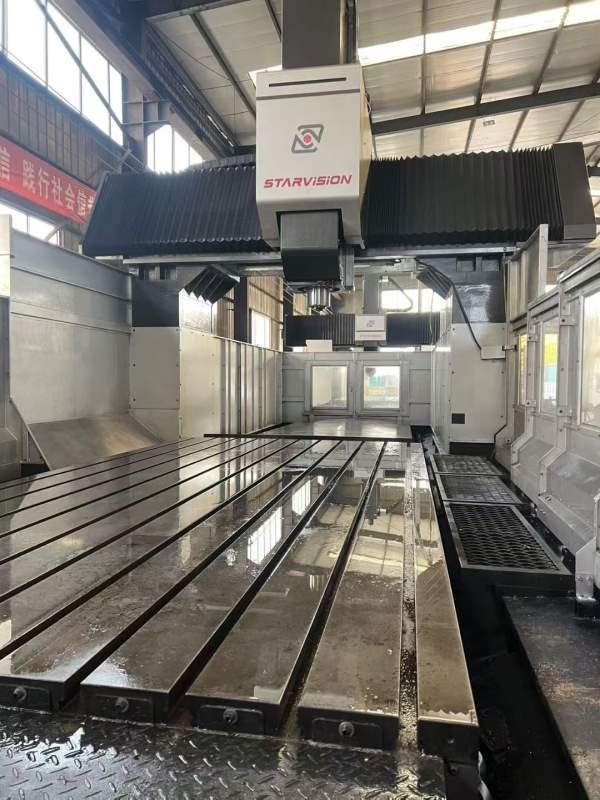 济南工厂刚刚买下台湾星视野4223龙门加工中心，工作台.