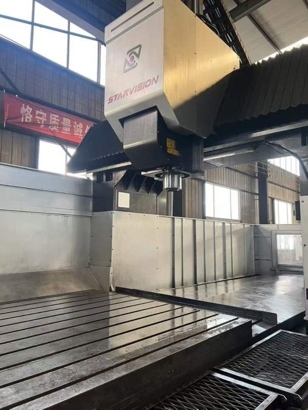济南工厂刚刚买下台湾星视野4223龙门加工中心，工作台.