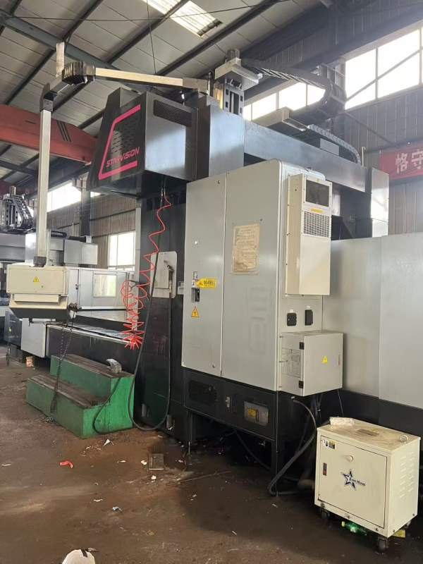 济南工厂刚刚买下台湾星视野4223龙门加工中心，工作台.