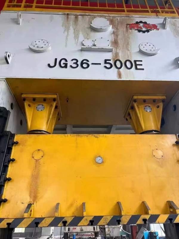 山东工厂刚刚买下高锻500吨闭式双点。九九成新，有效.