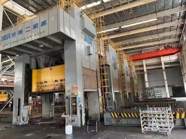 济南二机3360吨四点线：1300吨，800吨，630吨，630吨.