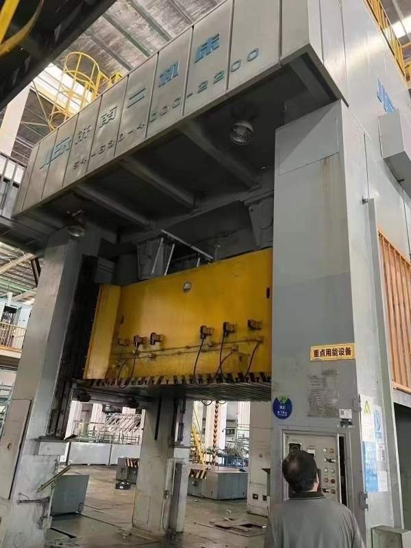 济南二机3360吨四点线：1300吨，800吨，630吨，630吨.