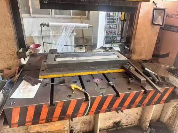 南通皋液500吨框架液压机，台面1.3米1.6米，行程800，.