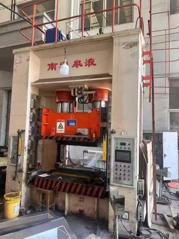 南通皋液500吨框架液压机，台面1.3米1.6米，行程800，.