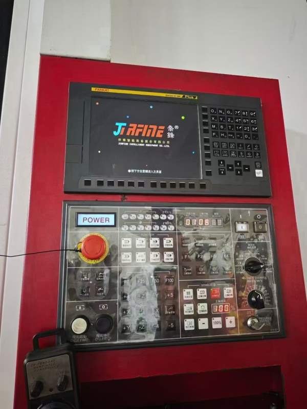 乔锋1680加工中心，三轴线轨，bt50主轴，带刀库，油冷.