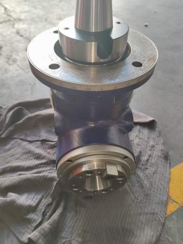 全新未用！BT50主轴侧铣头一个带连接盘，重型2500转的.