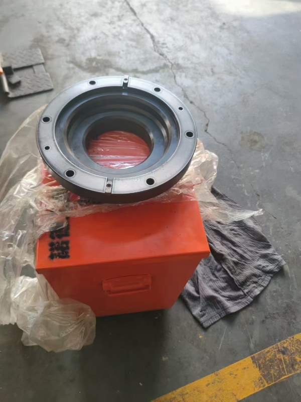 全新未用！BT50主轴侧铣头一个带连接盘，重型2500转的.