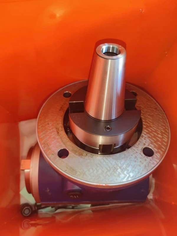 全新未用！BT50主轴侧铣头一个带连接盘，重型2500转的.