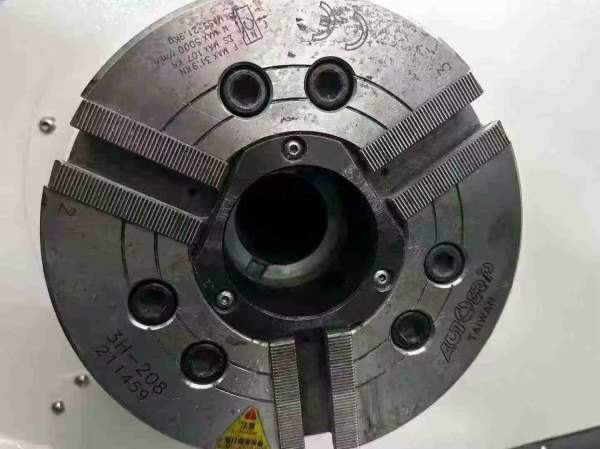 新到一台品上精机，搭配台湾佳贺8寸卡盘，12工位德国.