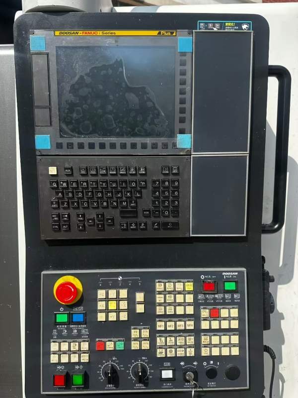 韩国斗山DNM5705立式加工中心三轴线轨，BT40主轴转速8.