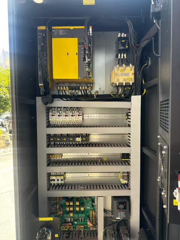 韩国斗山DNM5705立式加工中心三轴线轨，BT40主轴转速8.