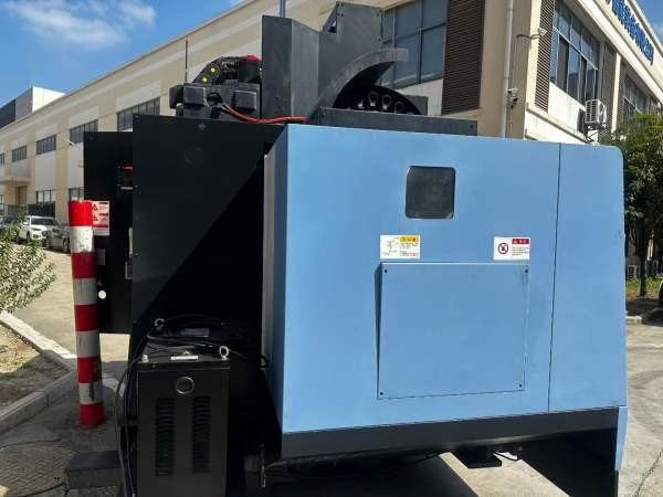 韩国斗山DNM5705立式加工中心三轴线轨，BT40主轴转速8.