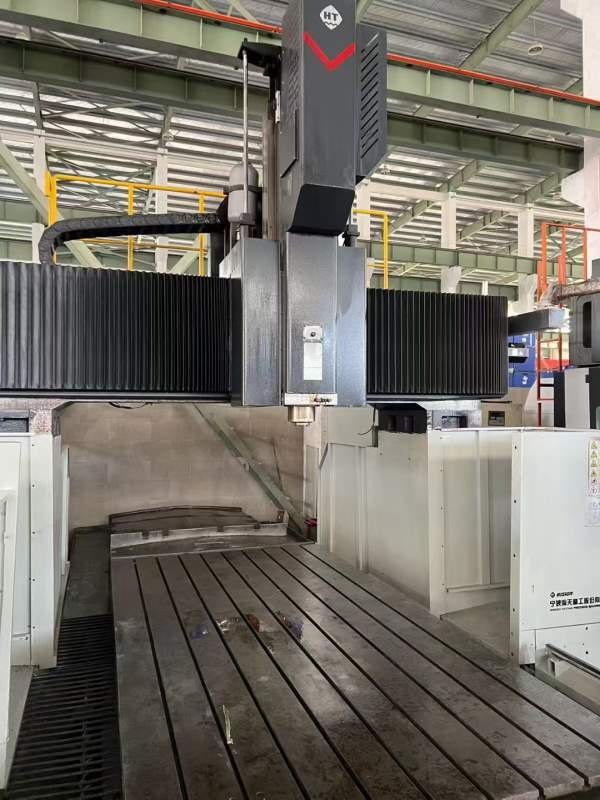 2018年12月海天4028龙门加工中心 工作台2X4 门宽2.8米.