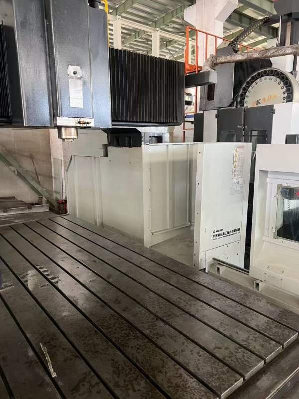 2018年12月海天4028龙门加工中心 工作台2X4 门宽2.8米.