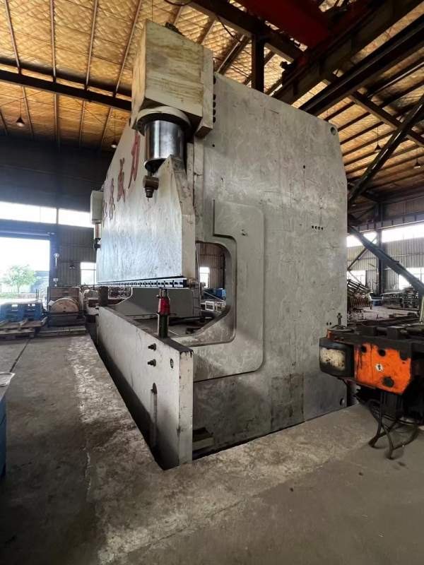 江苏威力产，1200吨8米的电液伺服折弯机，全新未安装.