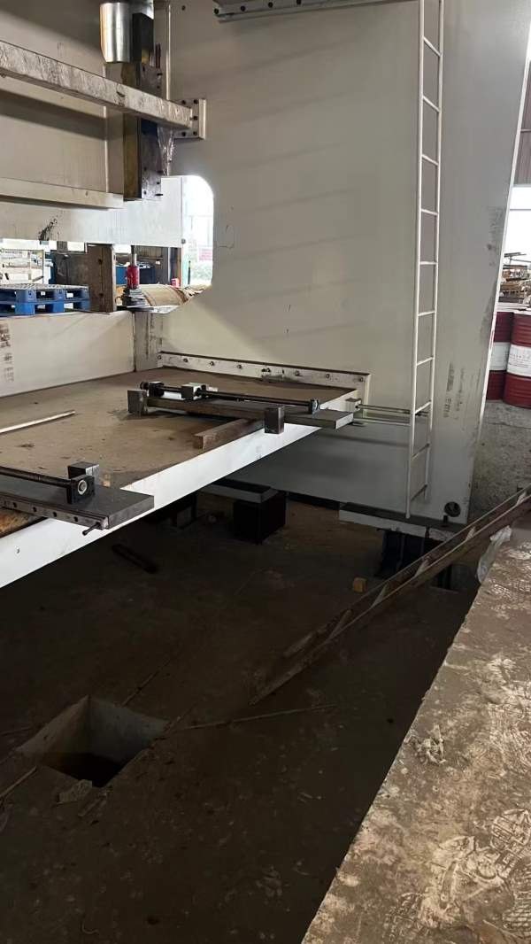 江苏威力产，1200吨8米的电液伺服折弯机，全新未安装.