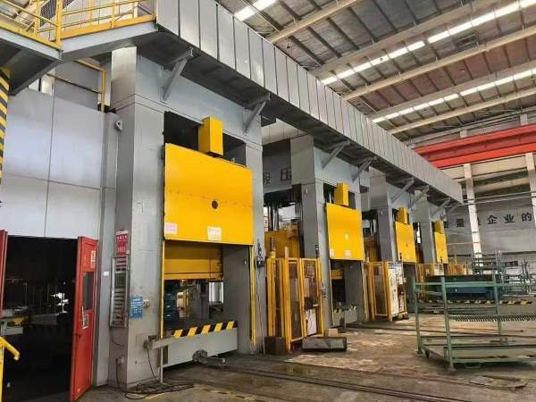 刚刚买下：合肥锻压自动化钣金冲压生产线液压线：2000.