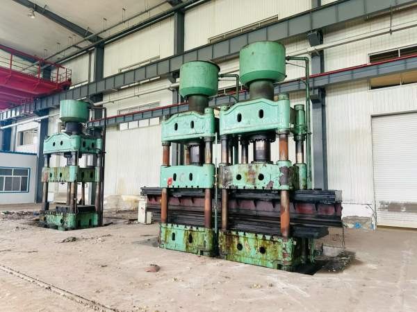 500T四柱液压机，工作台1.4X1.4米，同款3台，2500/1T.