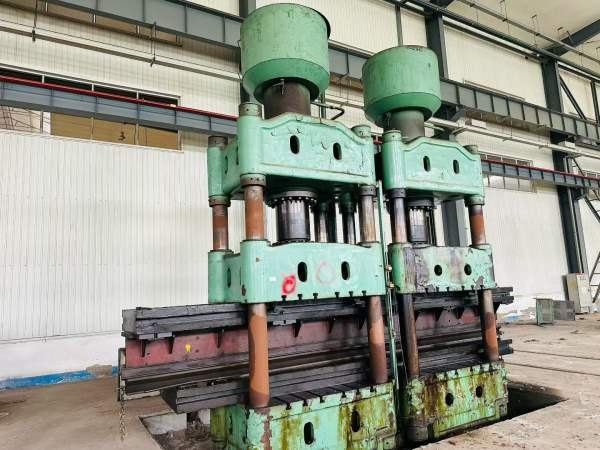 500T四柱液压机，工作台1.4X1.4米，同款3台，2500/1T.