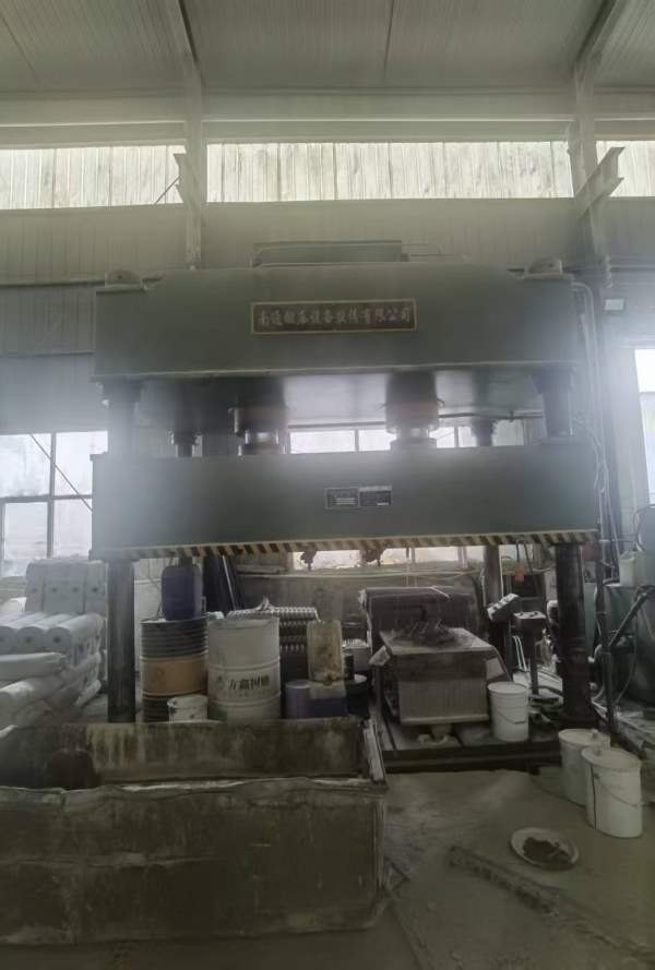 500吨液压机，2.23.2米台面。马上拖回库房了