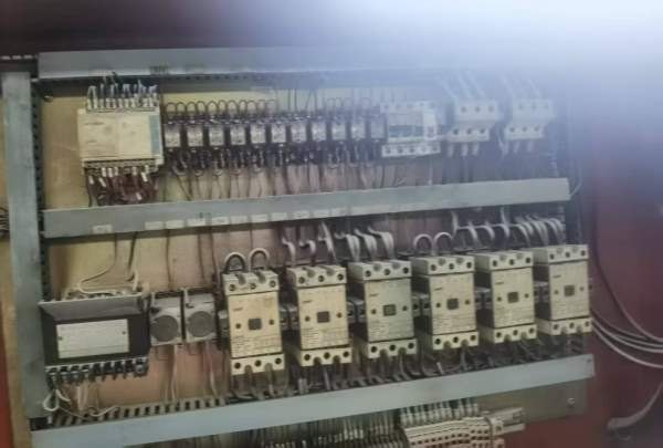 500吨液压机，2.23.2米台面。马上拖回库房了