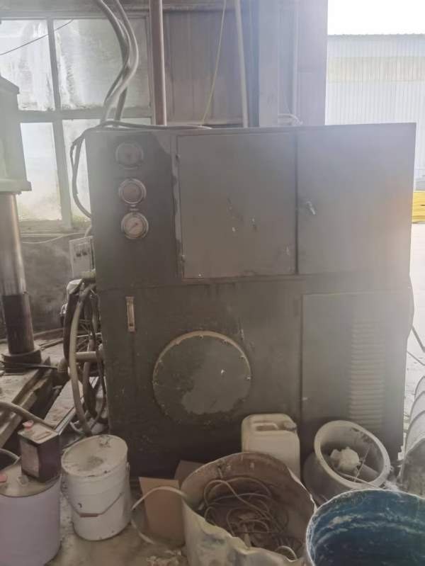 500吨液压机，2.23.2米台面。马上拖回库房了