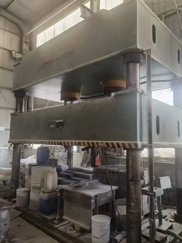 500吨液压机，2.23.2米台面。马上拖回库房了