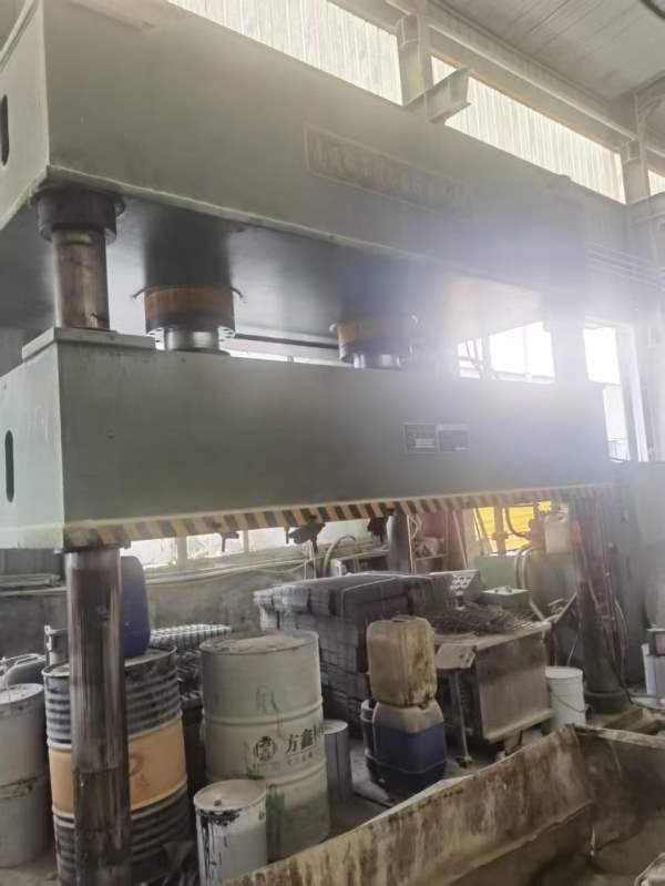 500吨液压机，2.23.2米台面。马上拖回库房了