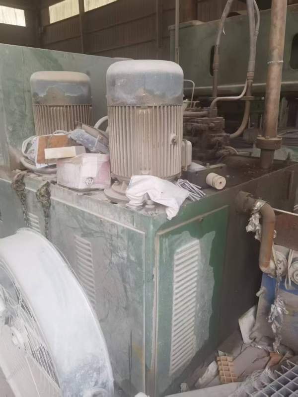 500吨液压机，2.23.2米台面。马上拖回库房了