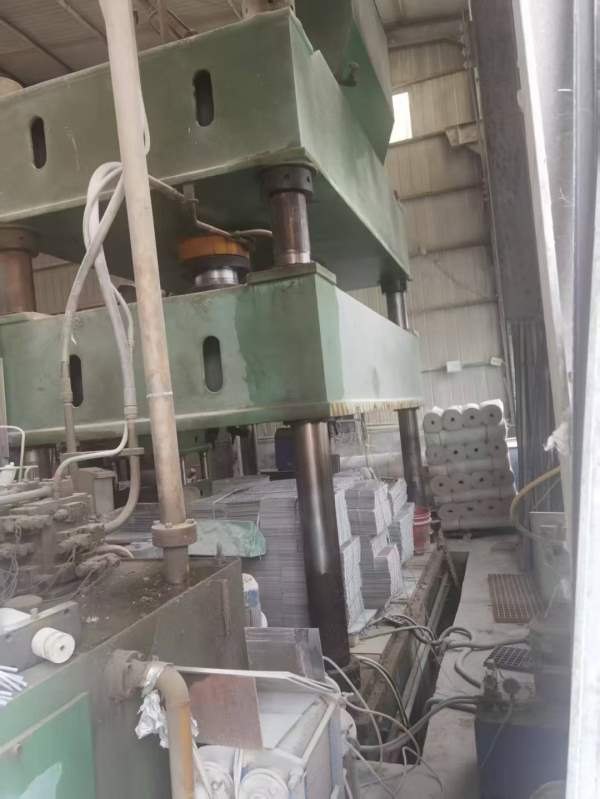 500吨液压机，2.23.2米台面。马上拖回库房了